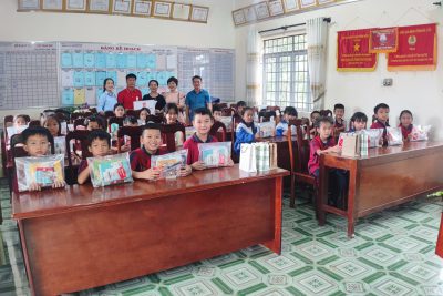 Công ty văn phòng phẩm Hồng Hà tặng quà cho học sinh nghèo vượt khó