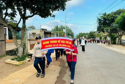 Hoạt động trải nghiệm về nguồn tại Bến nước và nhà cộng đồng Buôn Kalia của Liên đội.